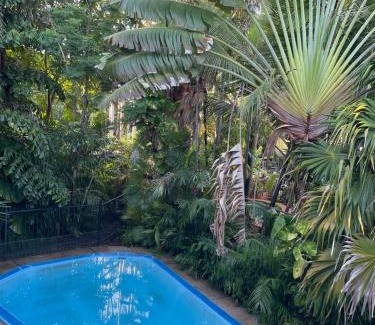 Jingili Bed & Breakfast | Cosy room tropical garden
