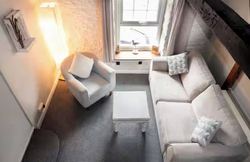 Borth Apartment | Cosy Seaside Apartment in old stone cottage, steps from the beach.