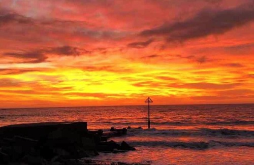 Borth Apartment | Cosy Seaside Apartment in old stone cottage, steps from the beach.