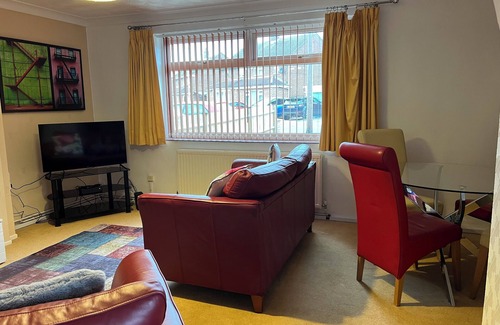 Tea Green House | Cosy Secure Clean House with Parking near Luton Airport