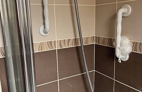 Tea Green House | Cosy Secure Clean House with Parking near Luton Airport