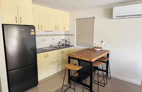 McCrae Villa | Cosy singles or couples retreat where you can enjoy bay and mountain views