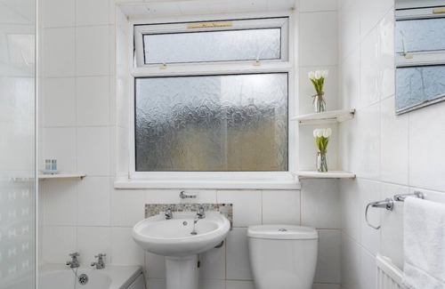 Cwmbrwla House | Cosy Stay Swansea - TV in Every Bedroom!