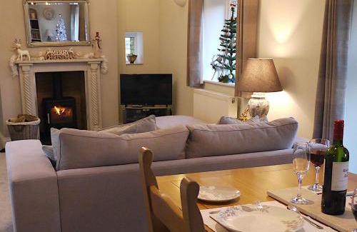 Cirencester House | Cosy Stone Cottage, The Bungalow Perrotts Brook