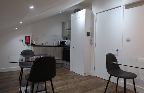 Ealing Apartment | Cosy Studio: Perfect for Two