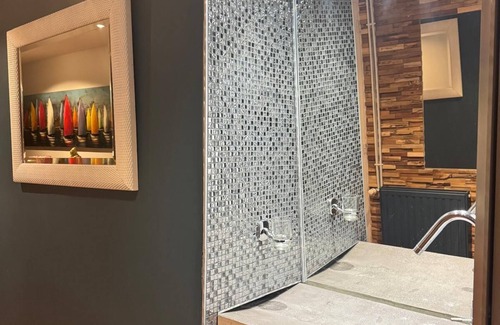 Wambrechies Apartment | Cosy studio room with separate entrance, parking and bathroom.