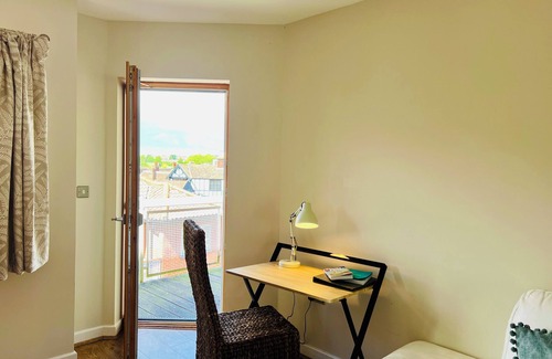 Norwich Apartment | Cosy well appointed, pet friendly apartment situated in the Cathedral grounds