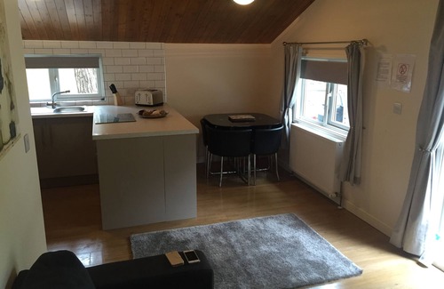 Wokingham Cabin | COSY WOODLAND SET THREE BEDROOM HOLIDAY HOMES CLOSE TO WINDSOR CASTLE