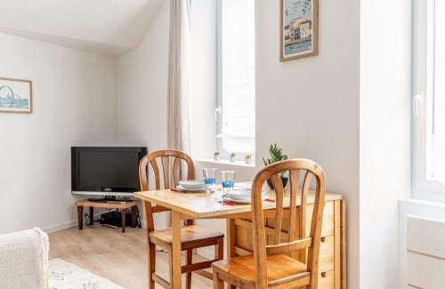 Pont Rousseau Apartment | CosyRez - Wifi, Central, Calme