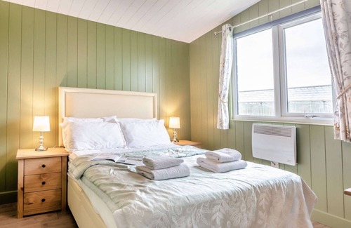 Bretforton Cabin | Cotswold lodge with hot tub - Springfield Lodge