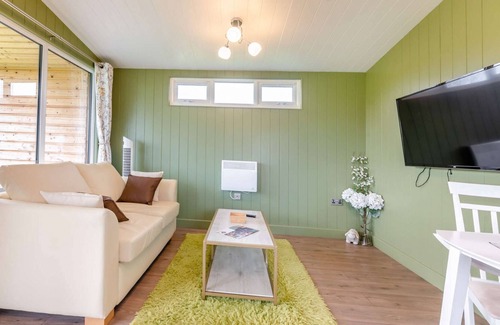 Bretforton Cabin | Cotswold lodge with hot tub - Springfield Lodge