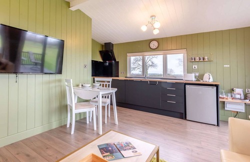 Bretforton Cabin | Cotswold lodge with hot tub - Springfield Lodge