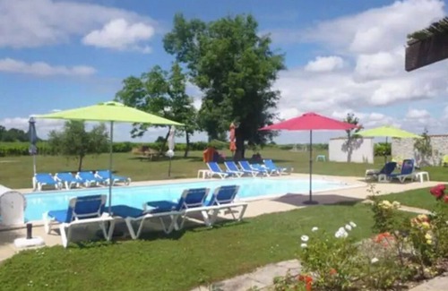 Chenac-Saint-Seurin-d'Uzet Cottage | Cottage/Gîte 4 pers. with heated swimming pool near beaches