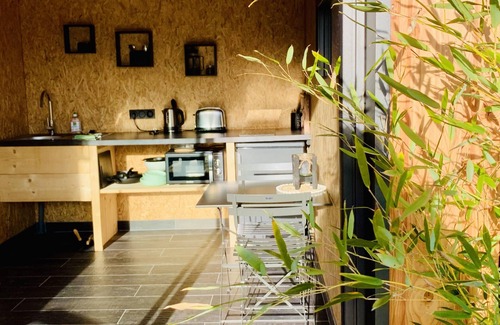 Saint-Quentin-en-Tourmont Cottage | Cottage by the water