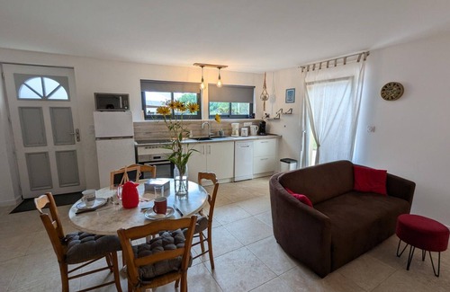 Baignes-Sainte-Radegonde Cottage | Cottage with heated pool, enclosed garden and WiFi in Baignes