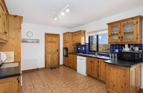 Cleggan Cottage | Cottage 118 - Cleggan - sleeps 7 guests in 3 bedrooms