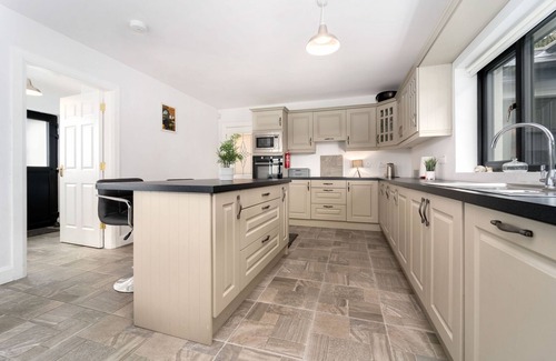 Oughterard Cottage | Cottage 345 - Oughterard - sleeps 10 guests in 4 bedrooms