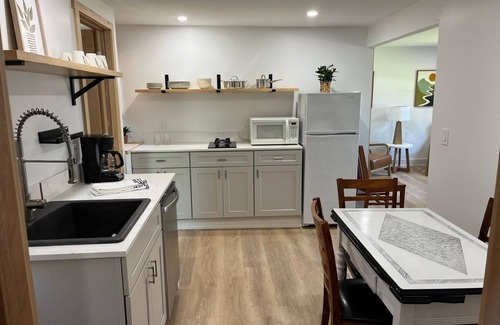 Stow Cottage | Cottage #4 - Beautiful 3 Bedroom Lakefront Cottage - Fully Renovated in 2024!