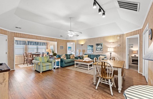 Myrtle Beach Cottage | Cottage ∙ 4 bedrooms ∙ 10 guests