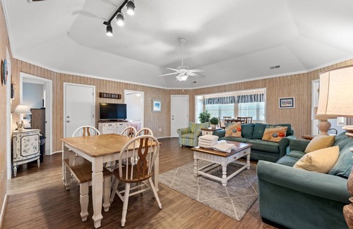 Myrtle Beach Cottage | Cottage ∙ 4 bedrooms ∙ 10 guests