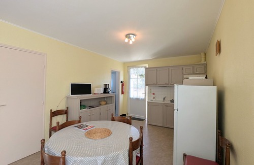 Ceaulmont Cottage | Cottage by the Creuse River with Private Garden