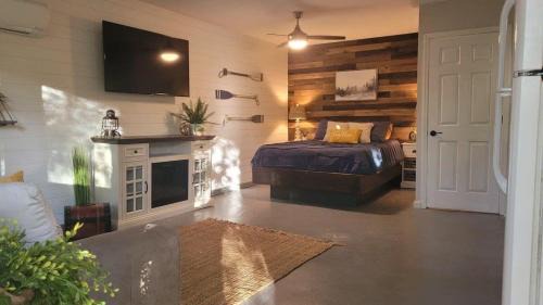 Lynn House | Cottage by the lakeshore with a private hot tub