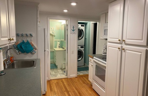 Snug Harbor House | Cottage by the shore in the quaint neighborhood of Snug Harbor