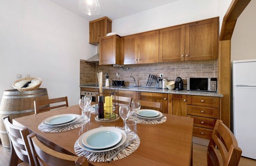 Palmela Cottage | Cottage 'Casa Verdelho' with Shared Pool, Shared Terrace and Air Conditioning