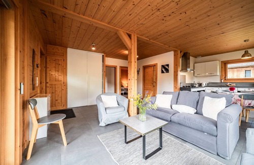 Chatillon-sur-Cluses Cottage | Cottage 'Côté Giffre' with Lake View, Private Terrace and Wi-Fi