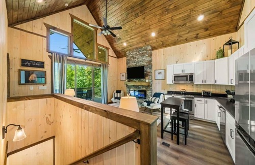 Sevierville Cabin | Cottage Cove Oasis - Lakefront with Hot Tub