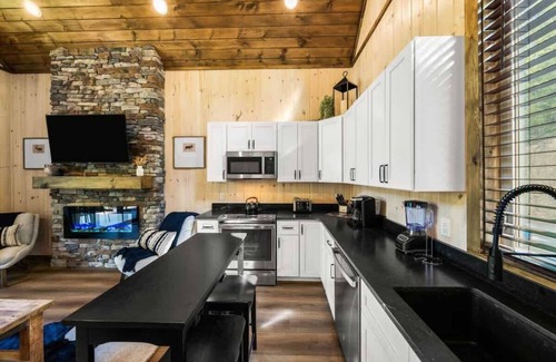 Sevierville Cabin | Cottage Cove Oasis - Lakefront with Hot Tub