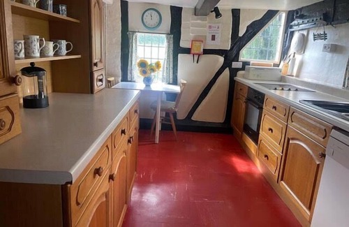 Callow End Cottage | Cottage-Fireplace-Garden-PetsOK-3BR-Parking