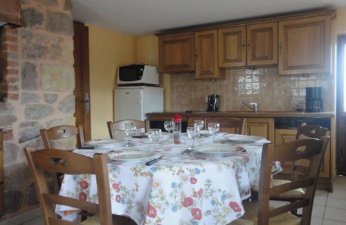 Sevelinges House | Cottage 'Gite Les Cerisiers' with Private Terrace, Private Garden and Wi-Fi