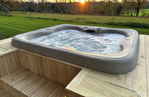 Swan Lake Cottage | Cottage Guesthouse in the heart of Bethel, with a private Hot Tub!