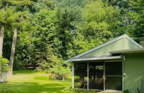 Howard Cottage | Cottage—house in Green Bay