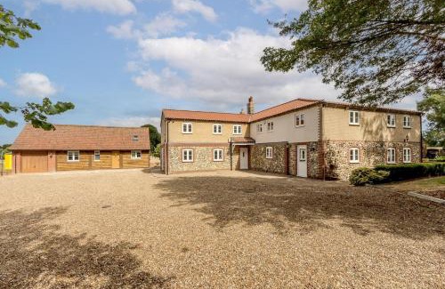 Thetford House | Cottage In Norfolk Sleeps 23 - Private Pool, Fishing Lake, Hot Tub Ref 99008Sc