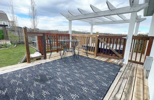 Cardston Cottage | Cottage in the Country-Only 30 min. from Waterton! Sleeps 6 -Hot Tub!