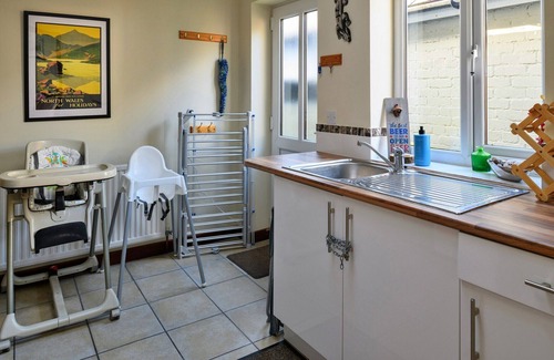Tremadog Cottage | Cottage in Tremadog with Hot Tub & Beaches Nearby