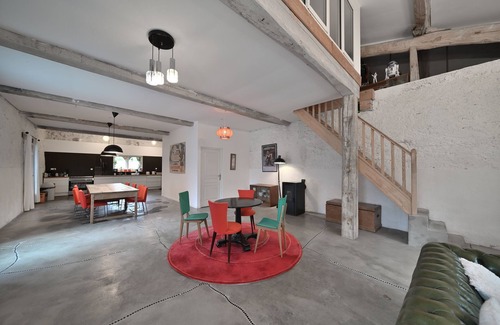 Pech-Luna House | Cottage 'La Maison De Famille Du Chateau' with Shared Pool, Wi-Fi and Air Conditioning