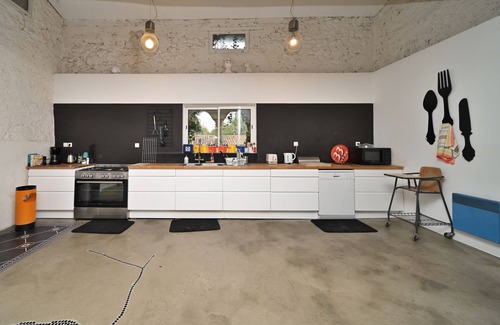 Pech-Luna House | Cottage 'La Maison De Famille Du Chateau' with Shared Pool, Wi-Fi and Air Conditioning