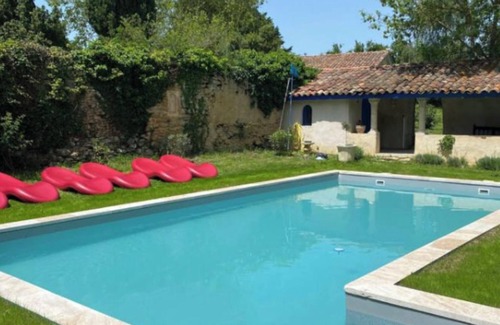 Pech-Luna House | Cottage 'La Maison De Famille Du Chateau' with Shared Pool, Wi-Fi and Air Conditioning