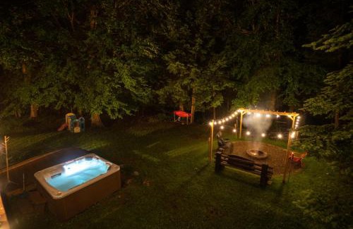 Labelle Ski Chalet | Cottage Le Petit Renard Waterfront & Jacuzzi