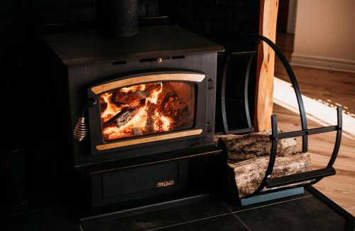 Labelle Ski Chalet | Cottage Le Petit Renard Waterfront & Jacuzzi