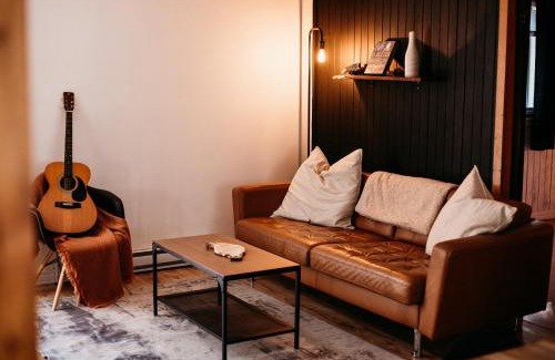Labelle Ski Chalet | Cottage Le Petit Renard Waterfront & Jacuzzi