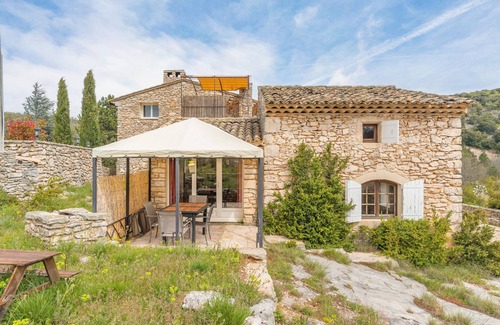 Simiane-la-Rotonde House | Cottage 'Les Buisses - Petit Gite' with Private Terrace, Shared Garden and Wi-Fi