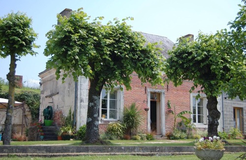 Sarce House | Cottage "Les Guittieres Gites" with Shared Terrace, Shared Garden & Wi-Fi