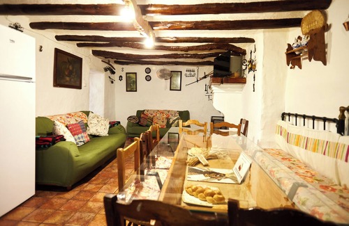 Castillo de Locubin Cottage | Cottage 'Majolero 1' with Mountain View, Wi-Fi and Air Conditioning