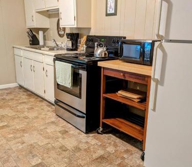 Erie House | Cottage Near Presque Isle & Lake Erie Boat Parking