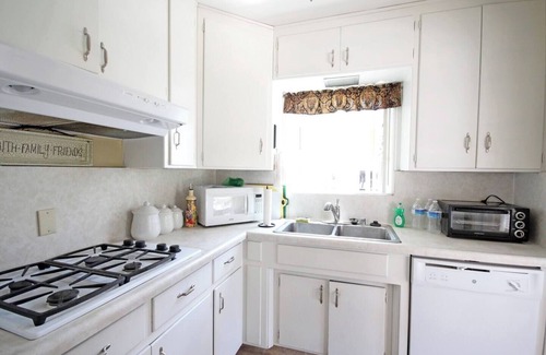 Morena House | Cottage near Sea World, Old Town, & Beaches