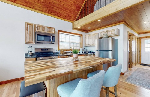 Town of Jerusalem Cottage | Cottage on active vineyard with lovely views, grill, firepit, EV charger, & W/D